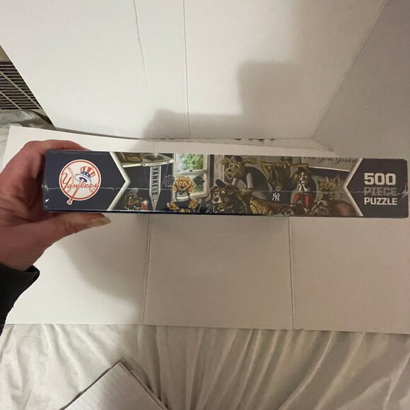 BRAND NEW SEALED New York Yankees "A Real Nailbiter" 500 Piece Puzzle MLB Dogs - Picture 9 of 14
